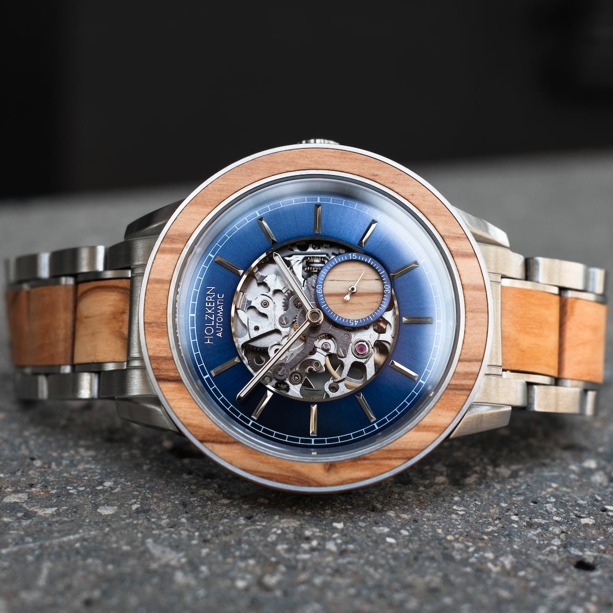 "Haiku" horloge, met een olijfkleurig ontwerp met een metalen band en ingewikkelde skelet wijzerplaat.
