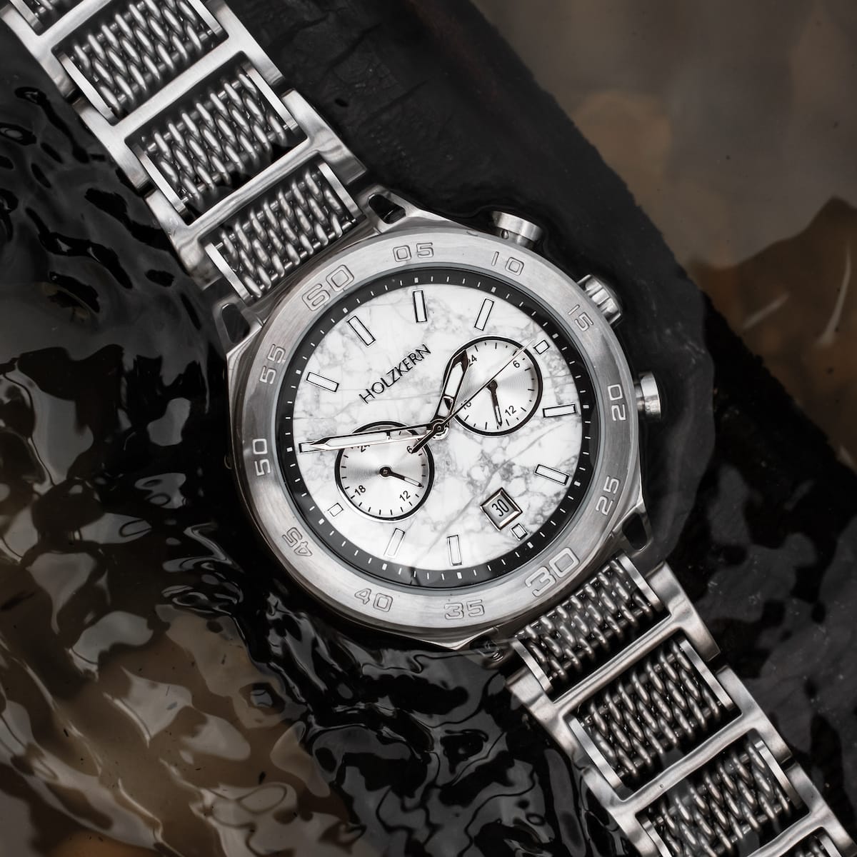 Montre "Elqui" avec cadran en marbre et accents argentés au style sophistiqué et contemporain.