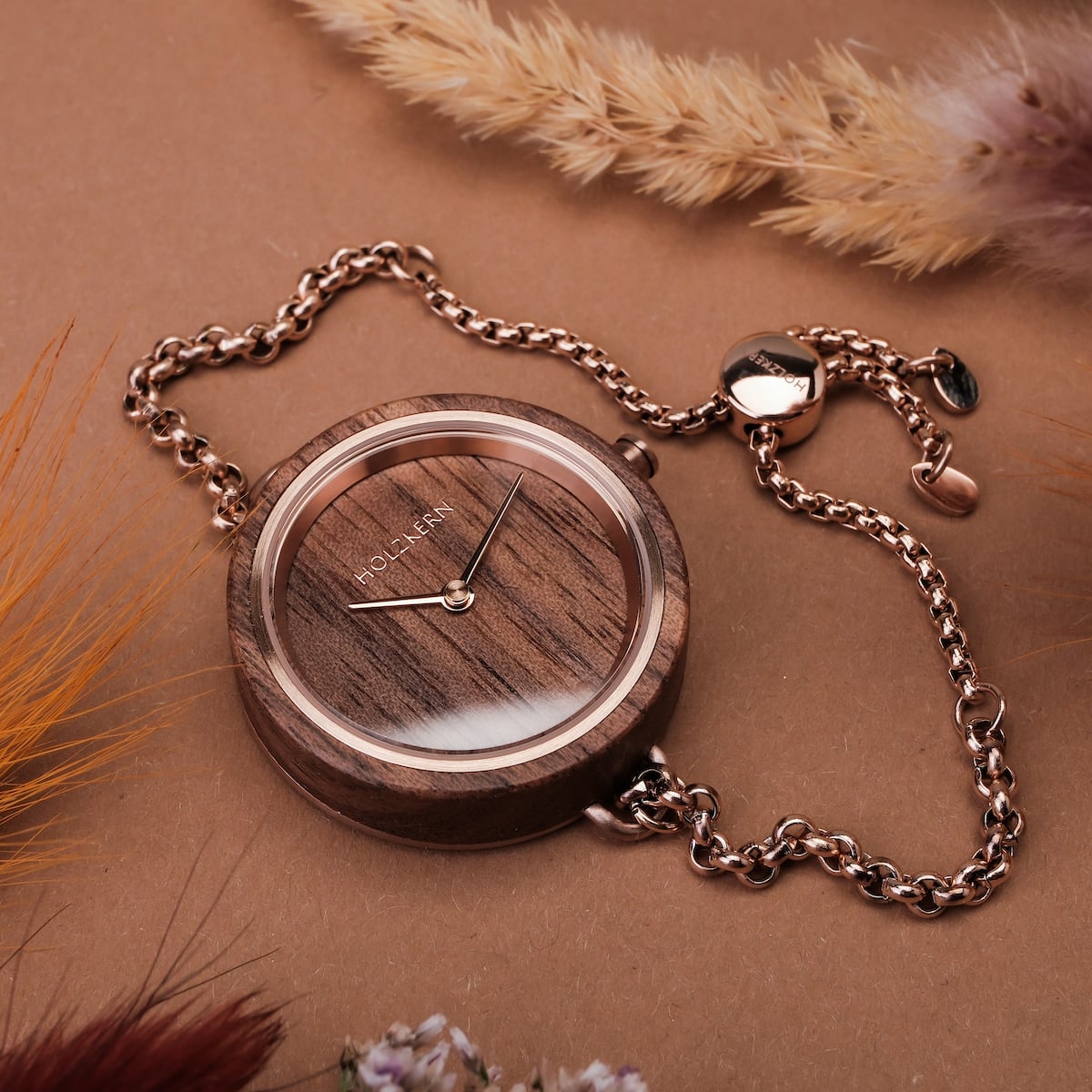 "Leave", une montre Walnut élégante avec un bracelet en chaîne, avec une finition en bois naturel et un design élégant.