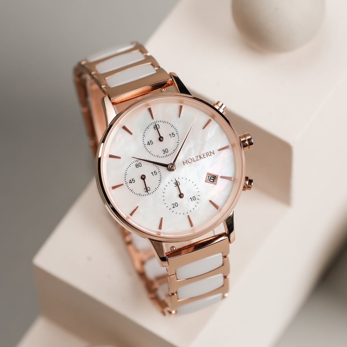Reloj "Shiny", con un dial de nácar y una incrustación de cerámica, con un diseño elegante y moderno.