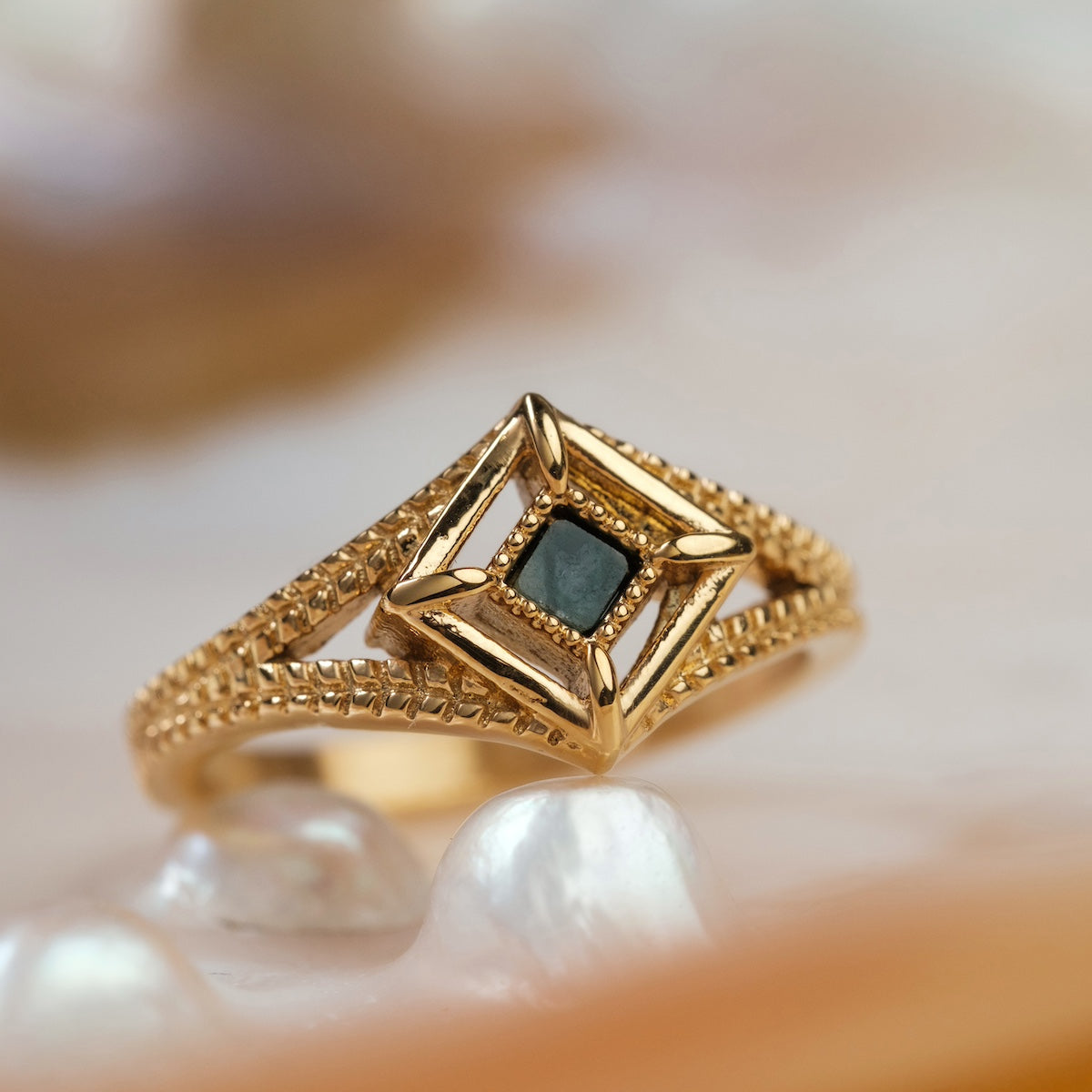 "Awakening Ring" - Elegante anillo de mármol y oro con diseño geométrico intrincado.