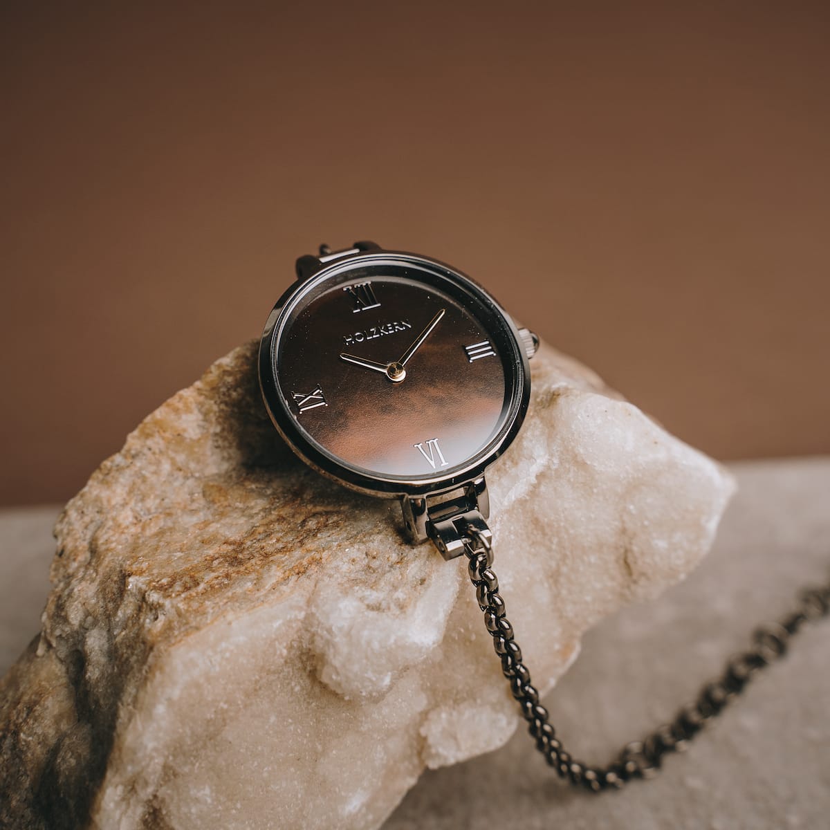"Élisa" watch featuring a nacre and dark grey finish with an elegant chain design.
