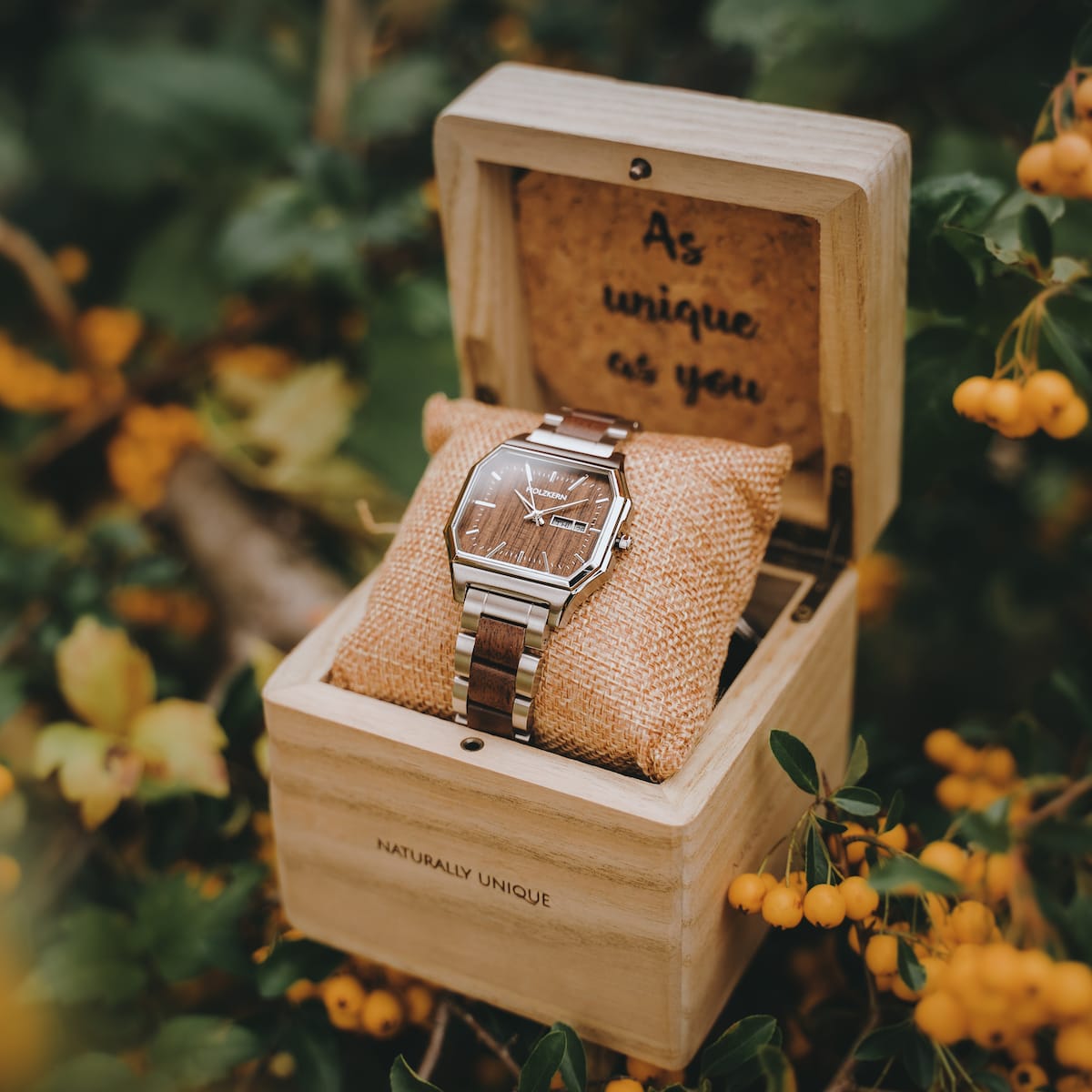 "Gaudí" watch in walnut finish with a natural and elegant style, displayed in a wooden box.