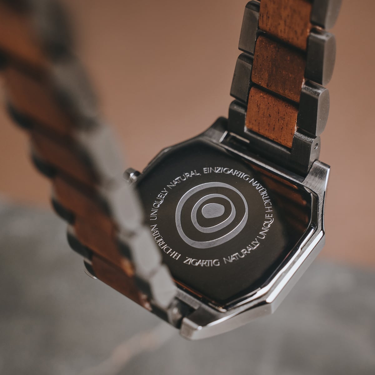 "Moneo" reloj con un diseño de koa y mármol con una estética única y natural.