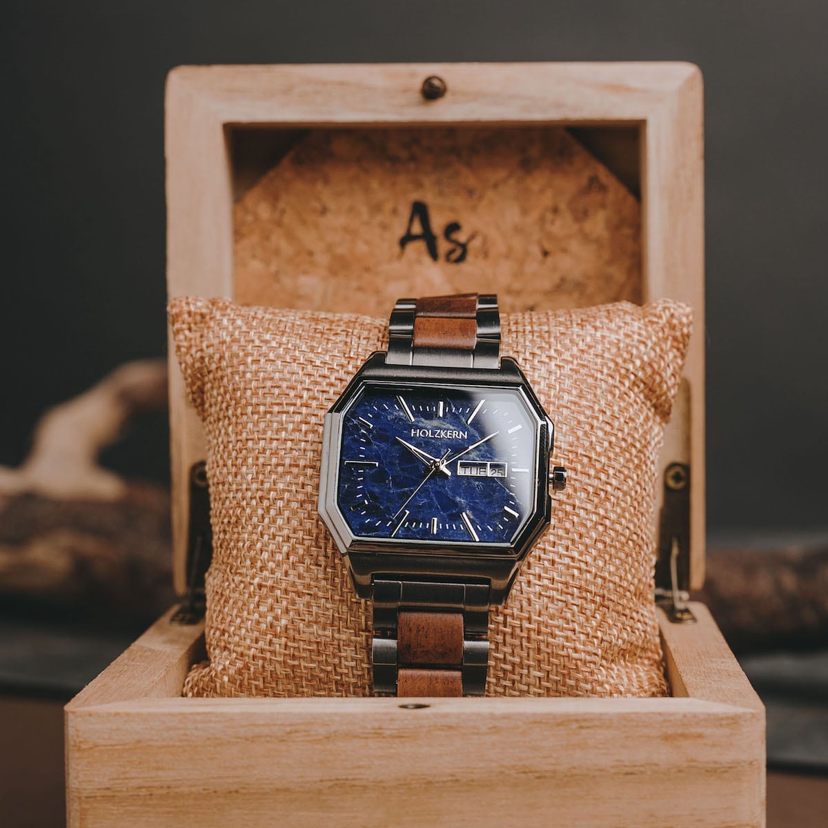 "Moneo" reloj con una cara geométrica con koa y elementos de mármol, estilo en una caja de madera rústica.