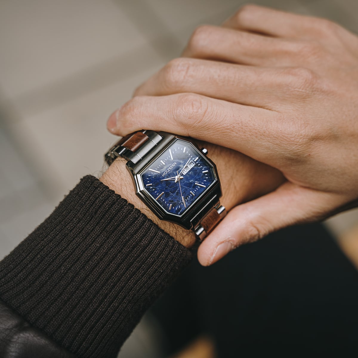 "Moneo" reloj con una sofisticada mezcla de madera de koa y elementos de mármol con un diseño elegante.
