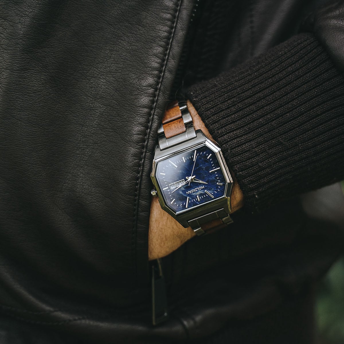Reloj "Moneo" con elegantes materiales Koa y Marble, con un diseño elegante y moderno en una muñeca.