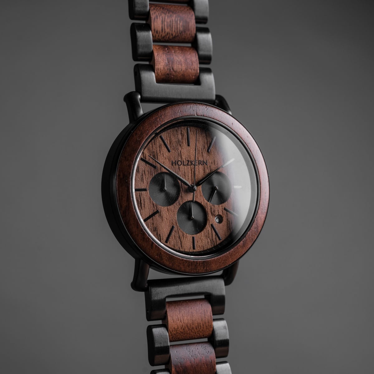 Orologio "Dusk" con un design in noce e nero con uno stile moderno e sofisticato.