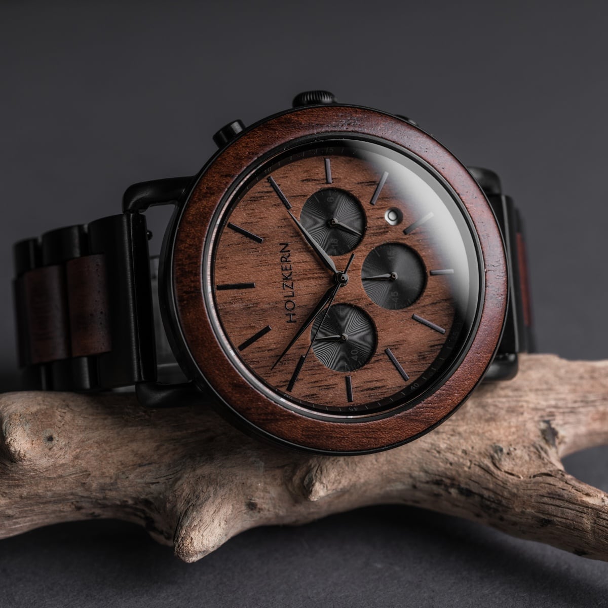Orologio "Dusk", realizzato in noce e nero, che mostra un'estetica elegante e naturale.
