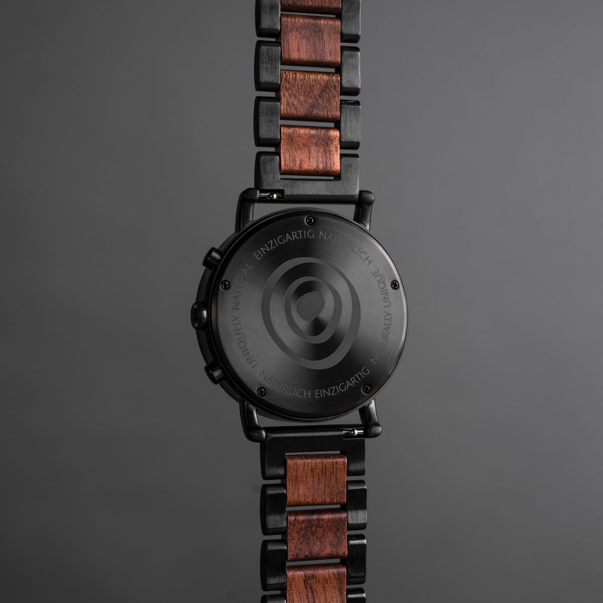 Orologio "Dusk" con finitura in noce e nero, che mostra un design elegante e moderno.