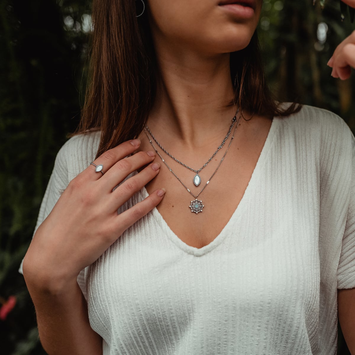 "Collar visual", un collar elegante con acentos de nácar y plata, elegantemente capa para un look moderno.
