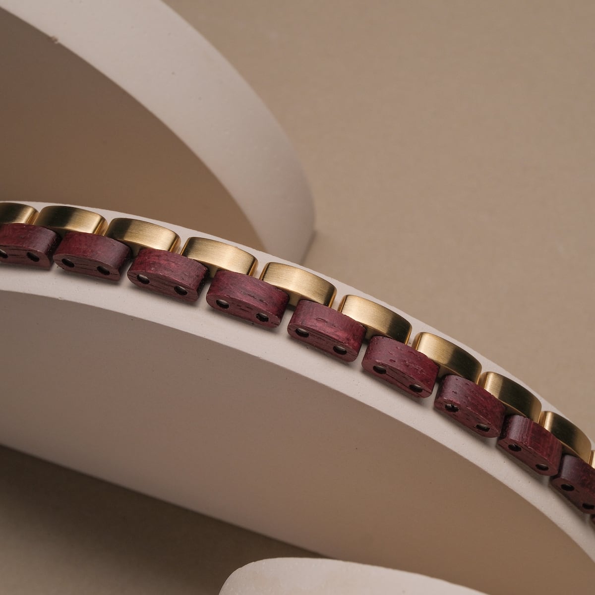 "Duet", un bracelet élégant avec amaranth et tons dorés avec un design moderne et géométrique.