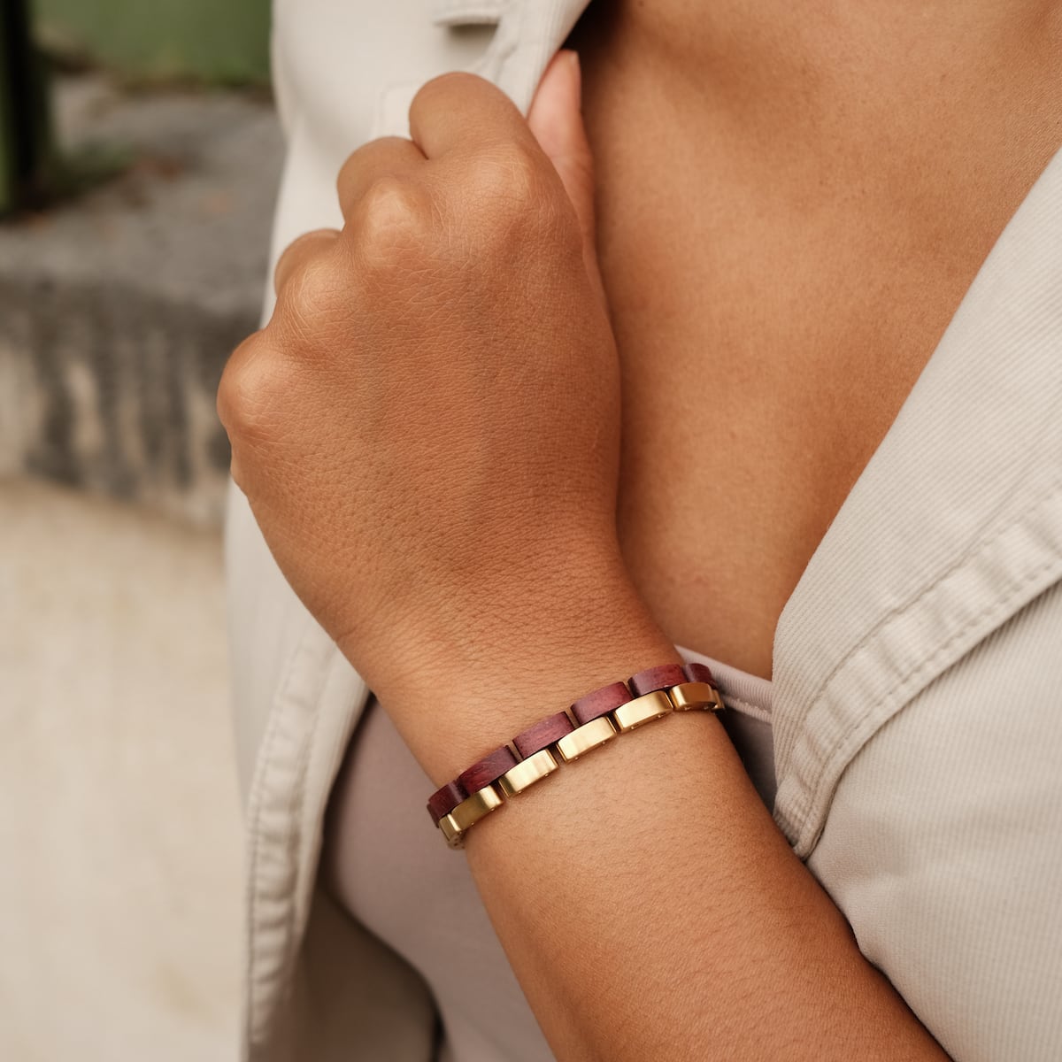 Bracelet "Duet" avec bois d'amaranth et éléments en or dans un style élégant et moderne.