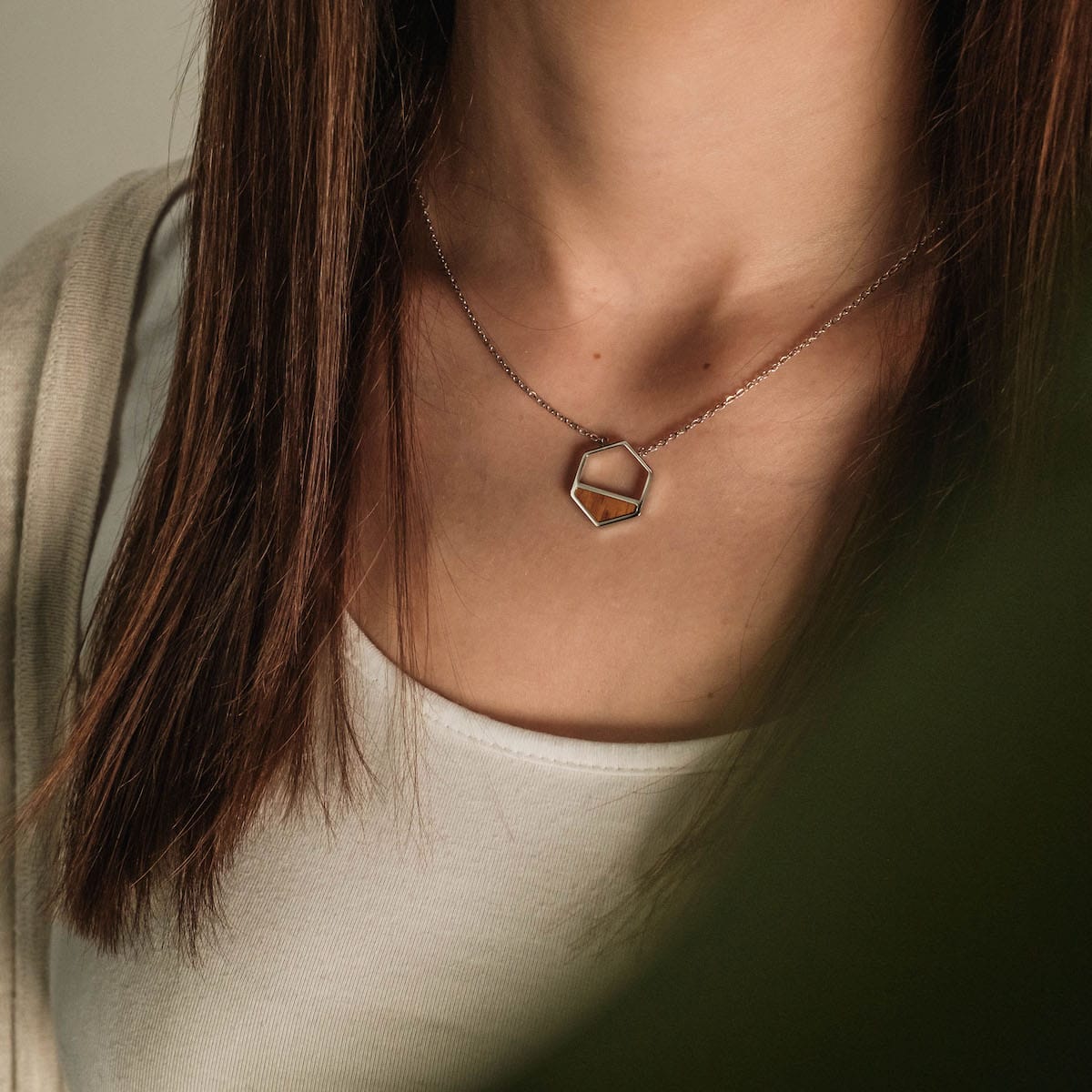 Collier "Assemblage Collier", avec un design géométrique en bois de Koa et argent, porté élégamment pour un look élégant.