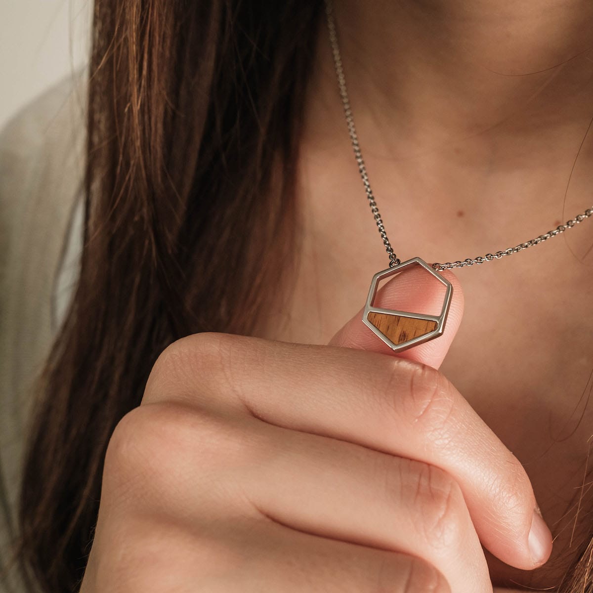 Collier d'assemblage: Collier géométrique élégant mélangeant bois de koa et argent.
