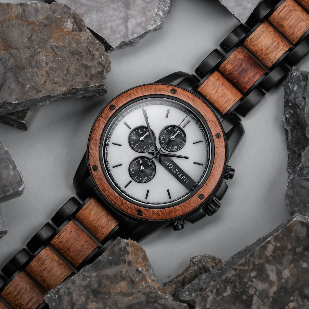 Reloj "Lancelot" con un diseño de teca y mármol con una estética elegante y moderna.