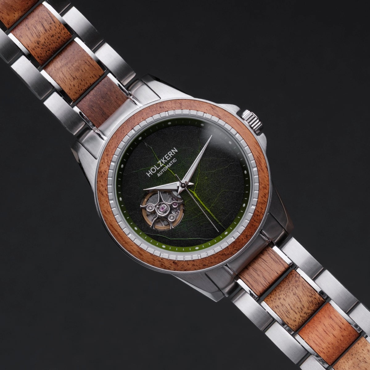 Reloj "Whisperwood" con un diseño de koa y hoja, con una mezcla única de elementos de madera y metal.
