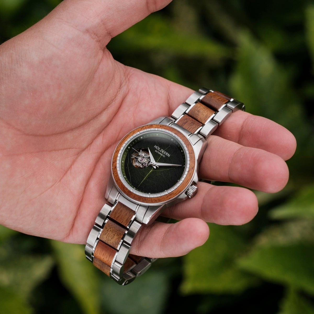 "Whisperwood" reloj con una mezcla clásica de madera de koa y diseño de hoja, con una pulsera de acero inoxidable.