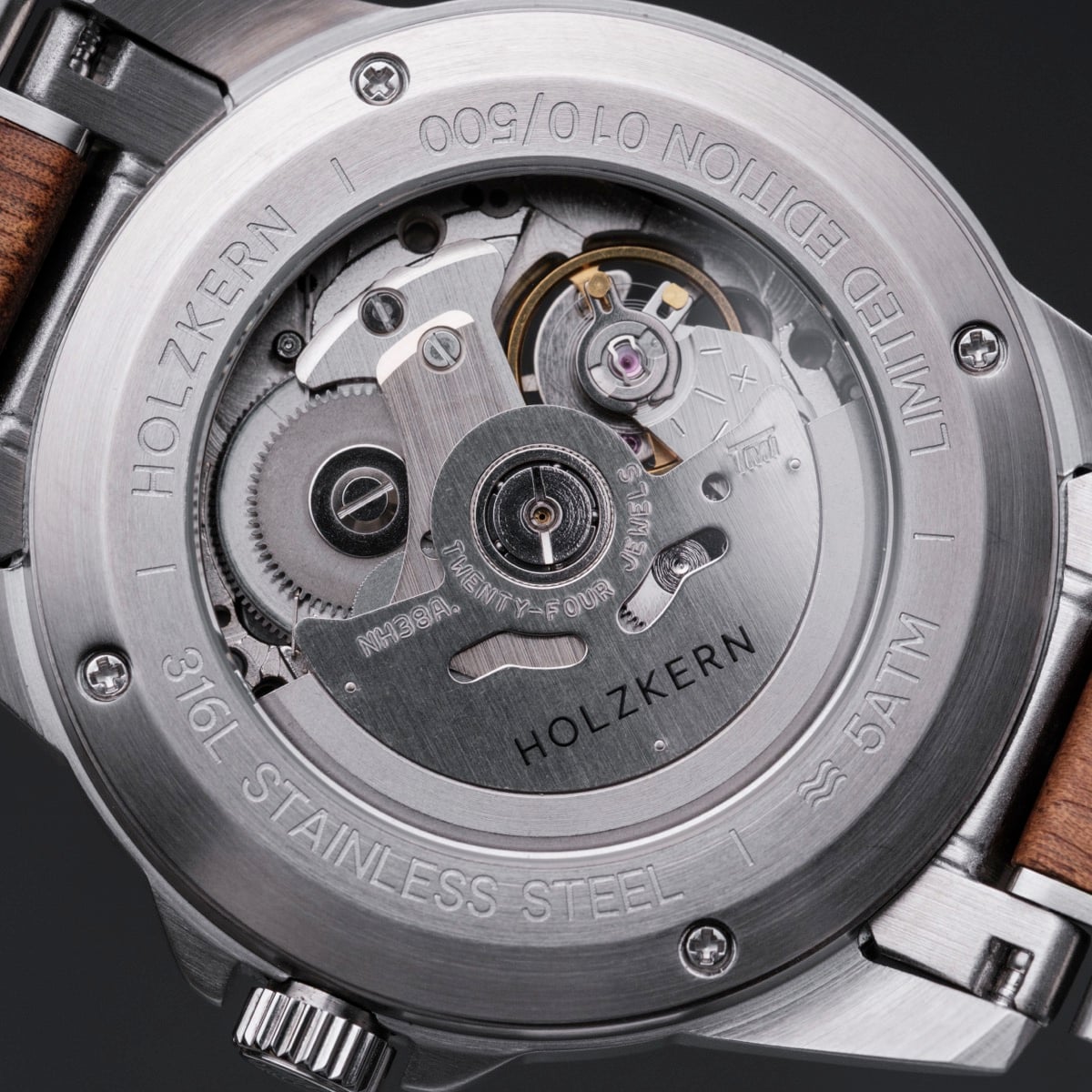 Reloj "Whisperwood" con una espalda de acero inoxidable y un diseño mecánico intrincado con acentos de madera.