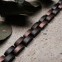 "Rondo" armband, met esdoorn en antieke koperen schakels, toont een rustieke en elegante visuele stijl.
