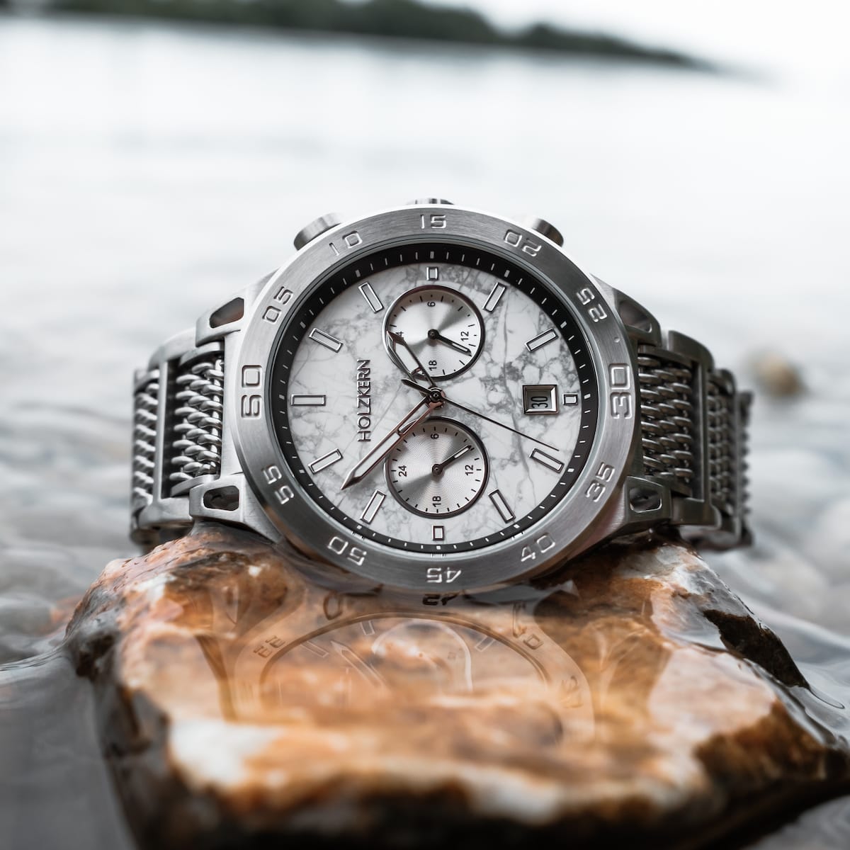 -Elqui, une montre élégante, avec un visage en marbre et des accents argentés dans un design élégant.