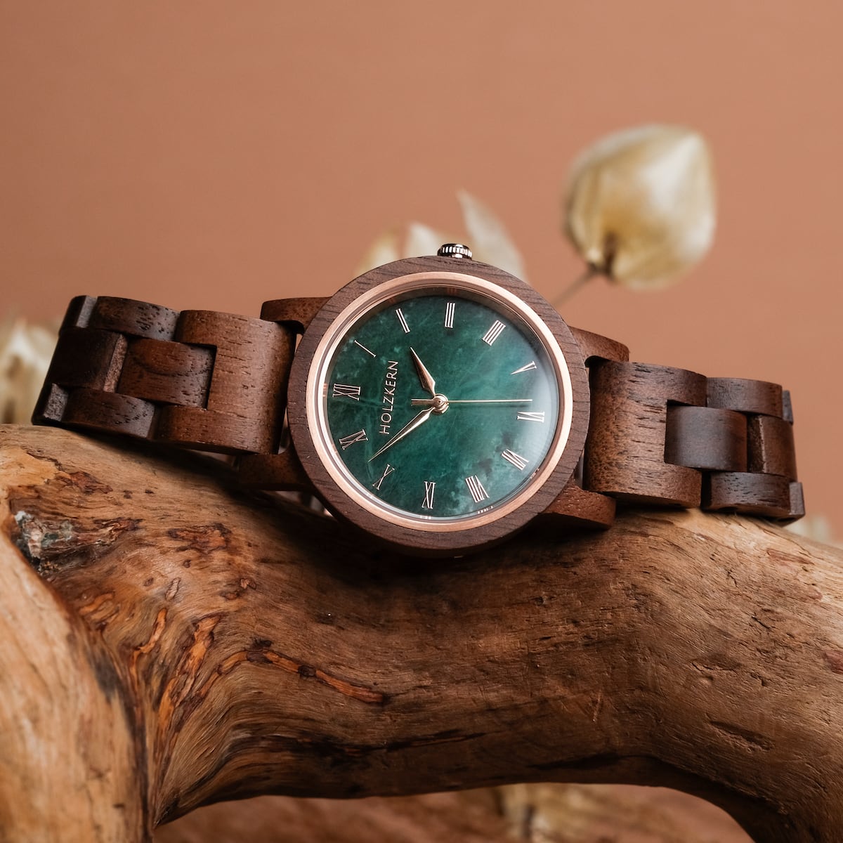 Montre "Nymph" avec bande en bois de noyer et visage de marbre, exsudant une esthétique naturelle et élégante.