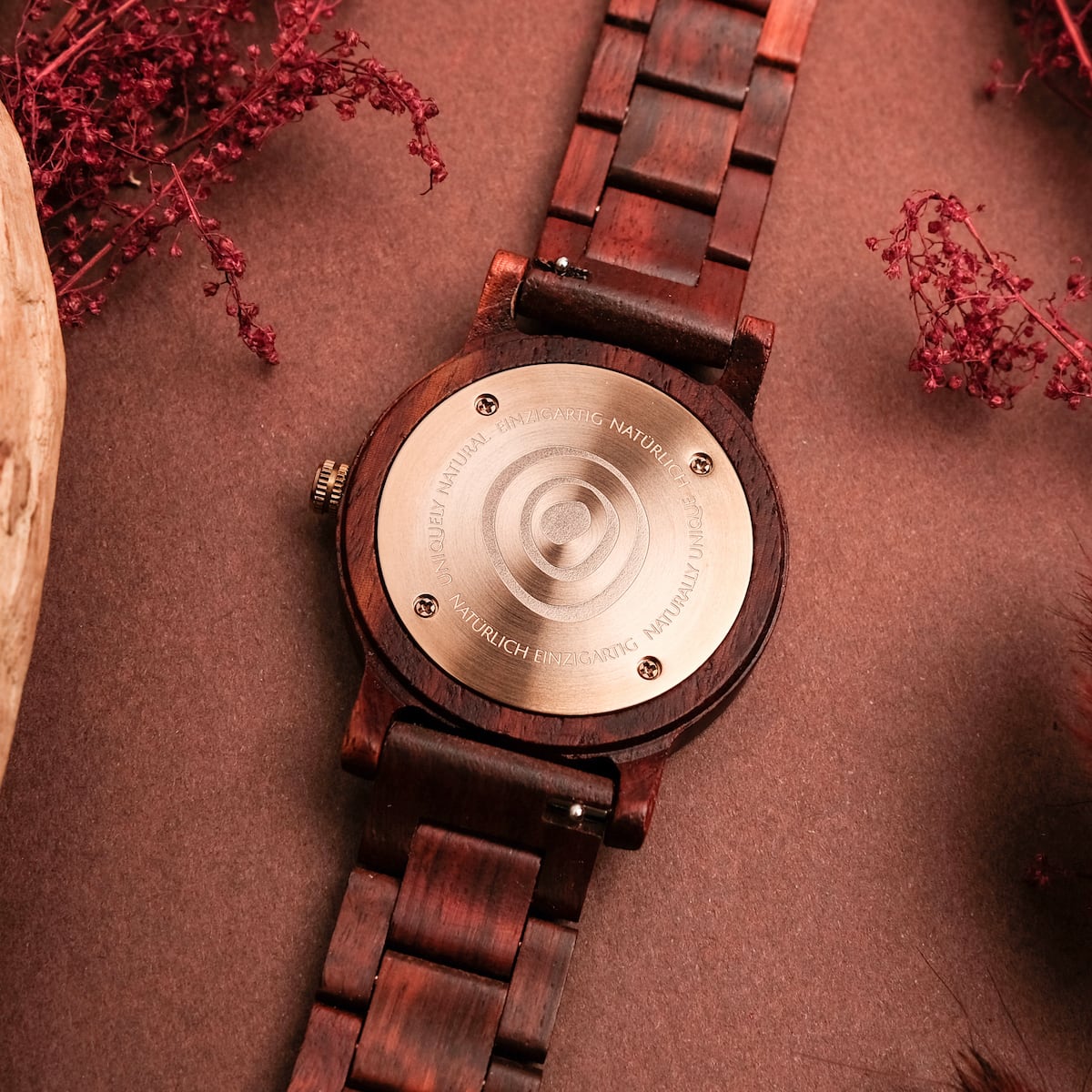"Passion", montre-bracelet en bois, réalisée avec un design Padauk et Maple distinct, mettant en évidence une esthétique riche et naturelle.