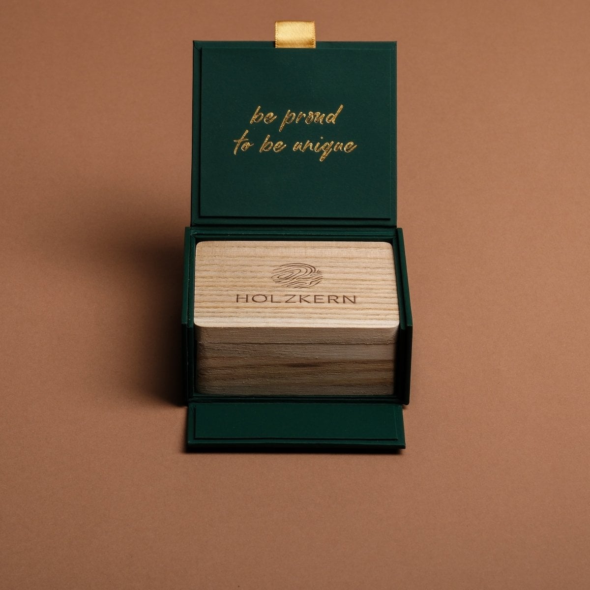 "Gift Box Rings", a stylish wooden gift box for rings in an elegant green design with gold lettering.