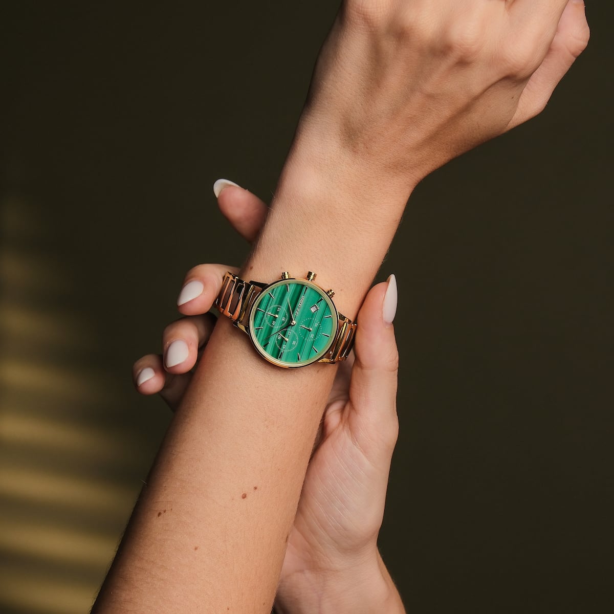 Montre-bracelet "Jolly" avec visage vert malachite et bande en céramique, design élégant et élégant.