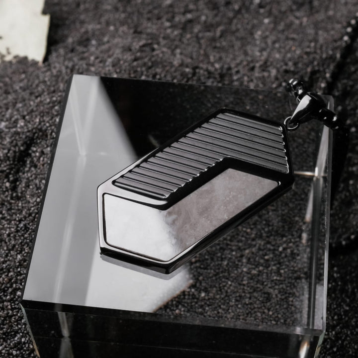 Collar de zigzag con un diseño de zigzag en mármol y negro, mostrando un estilo moderno y sofisticado.