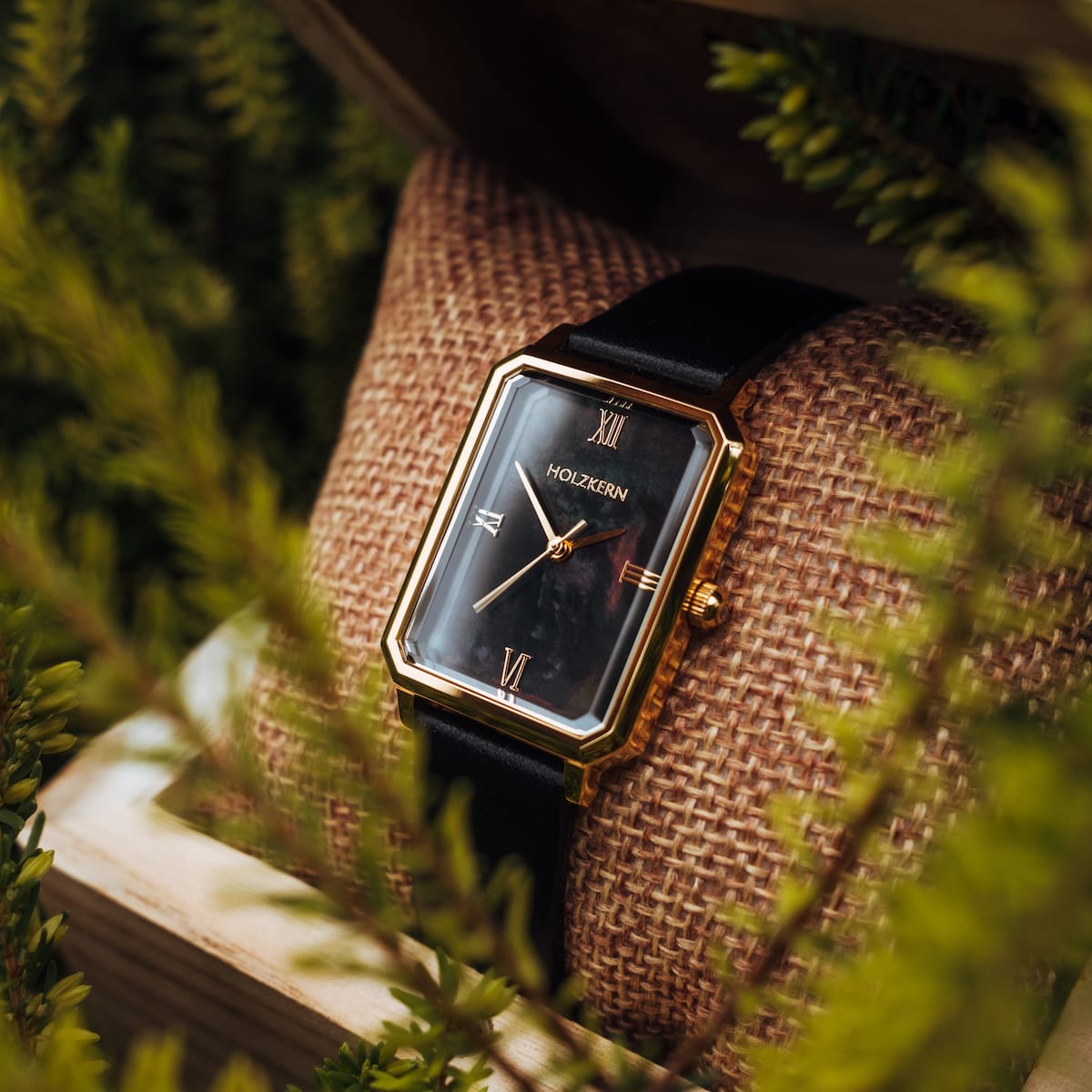 La montre "Auctoritas" est dotée d'un design nacre et or avec une face rectangulaire, complétant son style élégant.