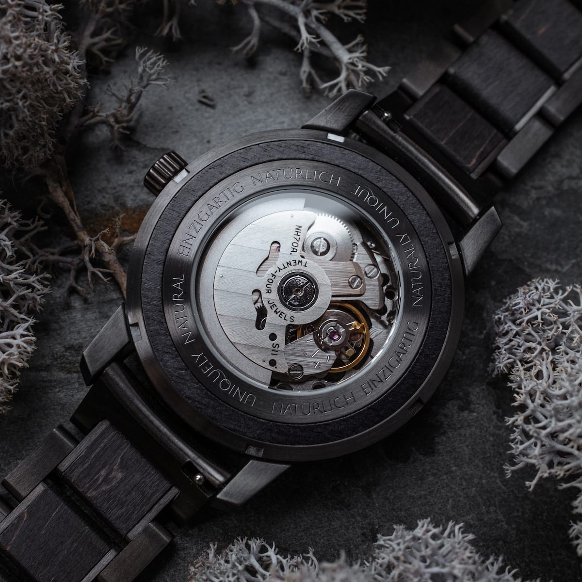 Carbon Wristwatch byder på en mørk grå ahorn finish og indviklede mekaniske design.