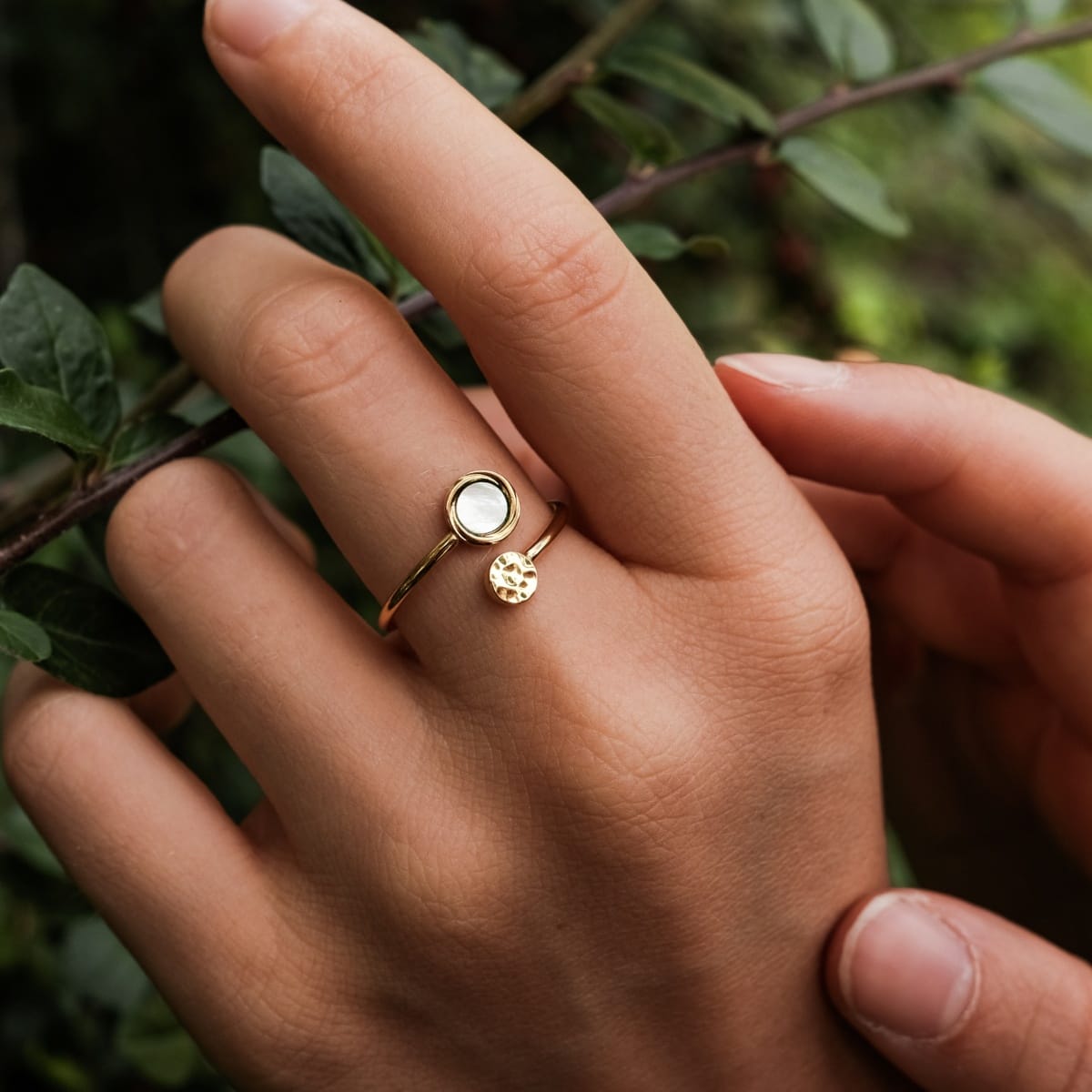 "Zendala Ring": Élégant anneau en or avec nacre blanche, avec un style minimaliste.