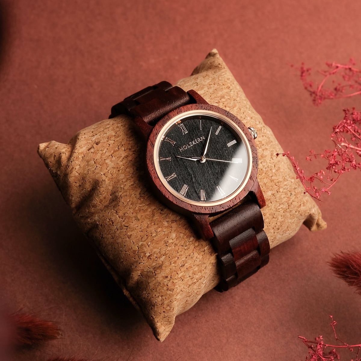 Montre "Passion" au design Padauk et Maple, avec une bande en bois et un cadran élégant sur un fond de coussin texturé.
