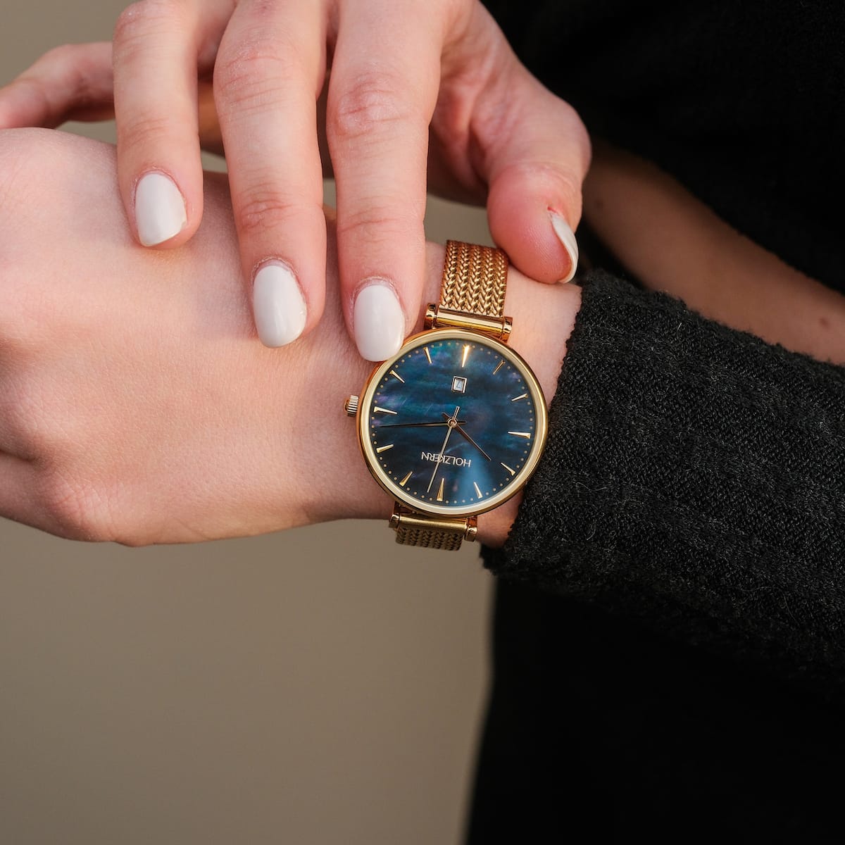 Montre "Gigbles" avec cadran nacre et bande en maille dorée, offrant un style élégant et moderne.
