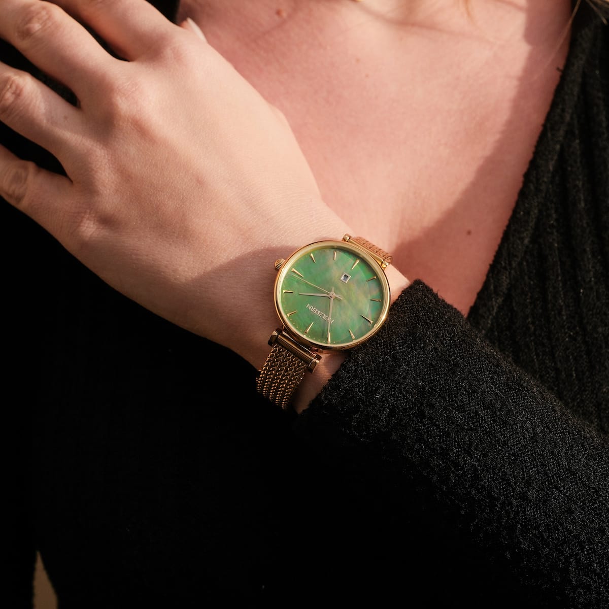 "Sunnyside" ur med en nacre ansigt og guld mesh band, showcovering elegant stil.