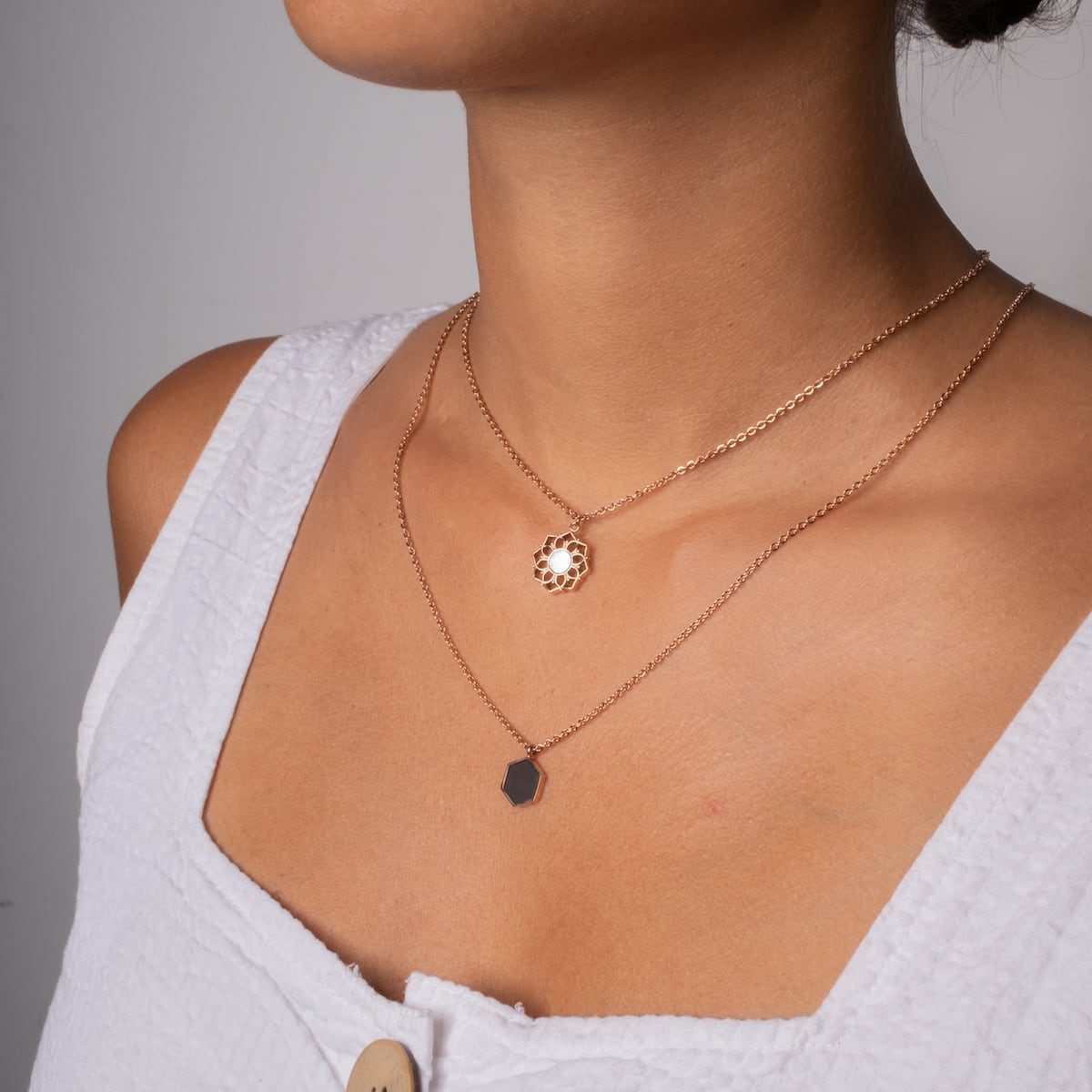 Bijoux Extender, élégant style rosé, présenté sur un collier en couches.