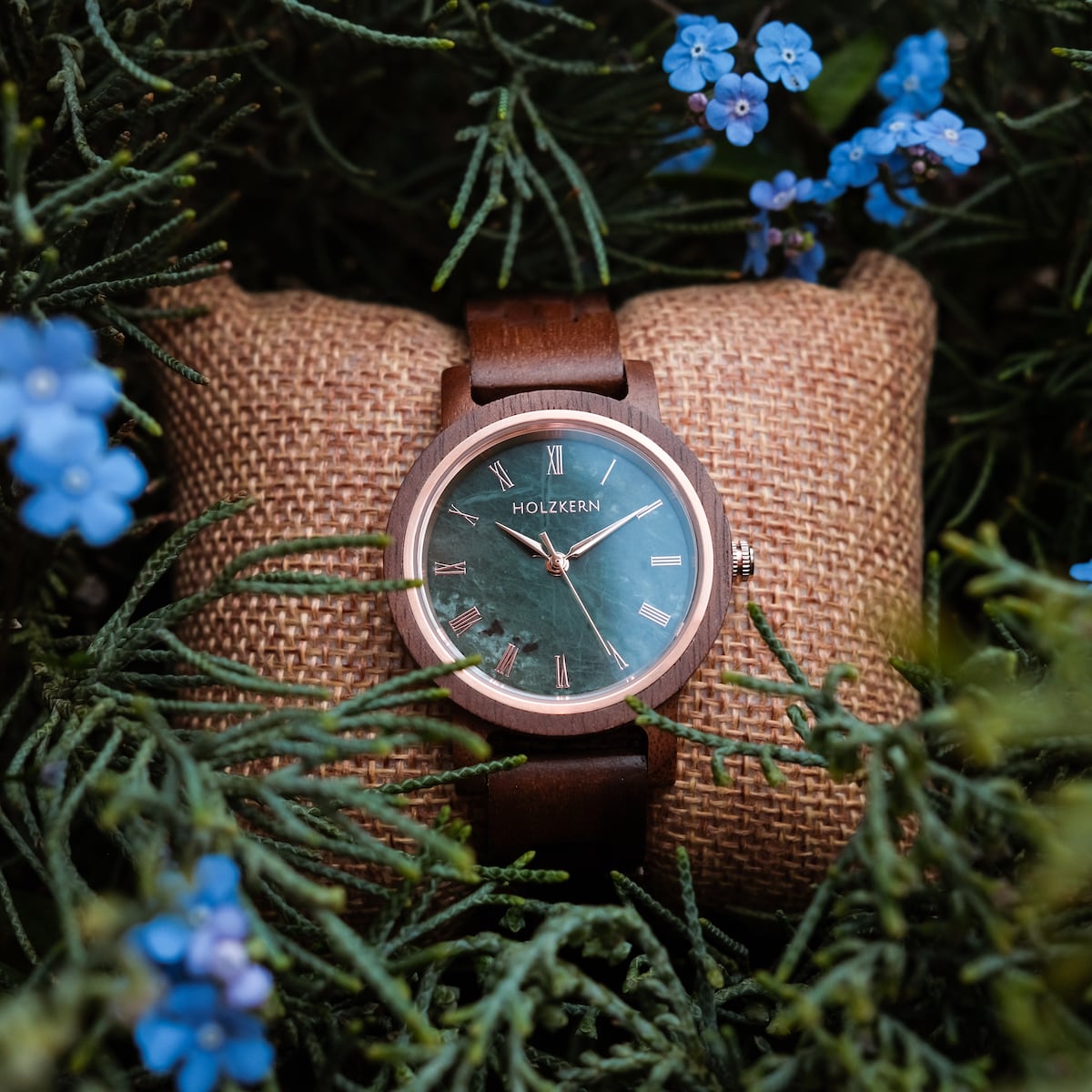 Montre "Nymph" avec boîtier en noyer et cadran en marbre, avec un style naturel et rustique.