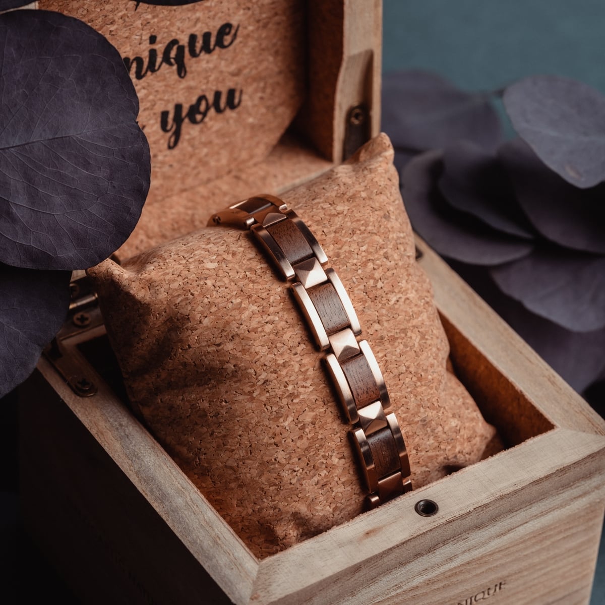 Bracelet "Rhapsody" en or noyer et rose, avec un design élégant et élégant dans une boîte en bois.