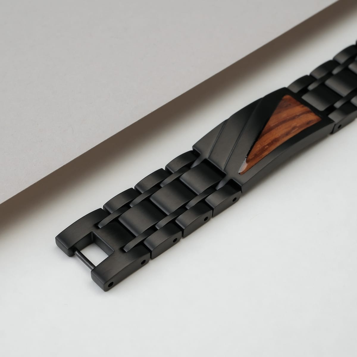 "Looper" armbånd, der har en slank zebrawood og sort design til en moderne, stilfuld look.