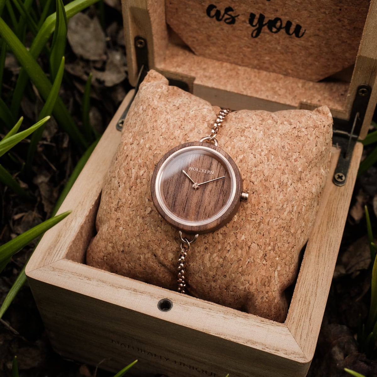 Montre "Leave" en noyer avec un design naturel et élégant.