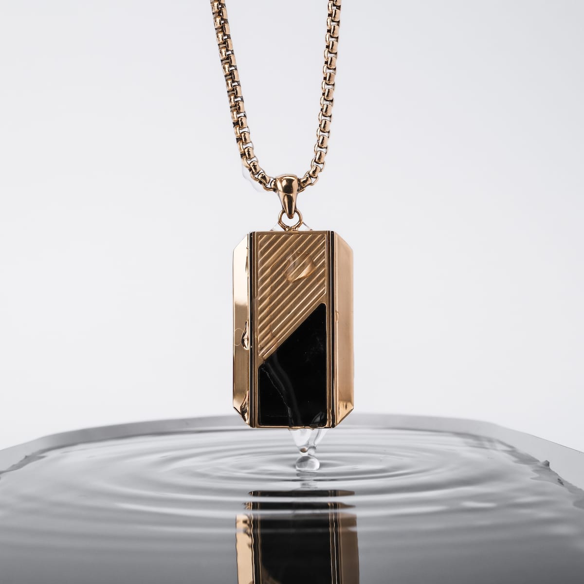 "Ionic Collier", un collier élégant avec un pendentif en marbre et en or avec un design moderne.