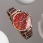 Reloj "Cheery" con un diseño de nacre y cerámica con elegantes detalles de cronógrafo.