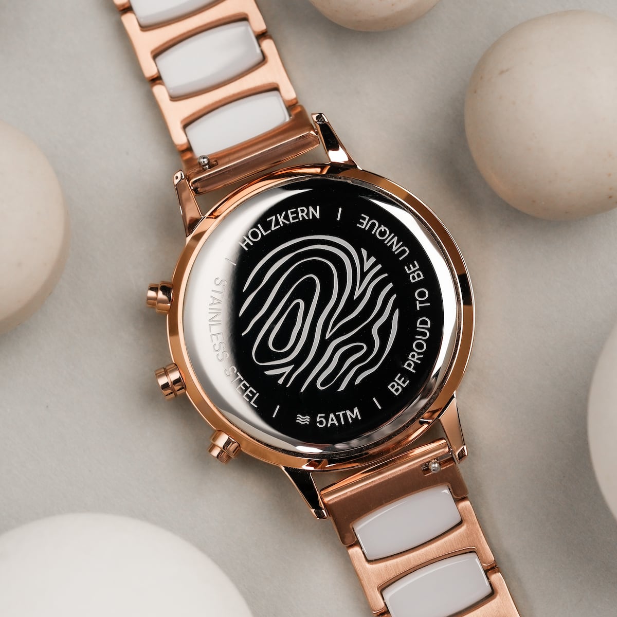 Reloj "Shiny" con materiales de nacre y cerámica con una estética elegante, brillante, rosa dorado.