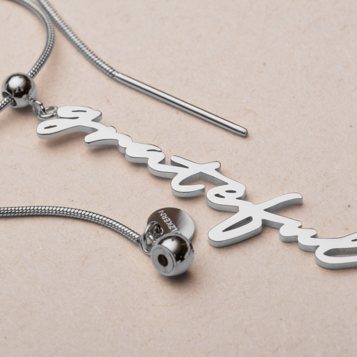 "Gratinal-Charm", elegant charme armbånd med perler og sølv, med en slank, moderne design.
