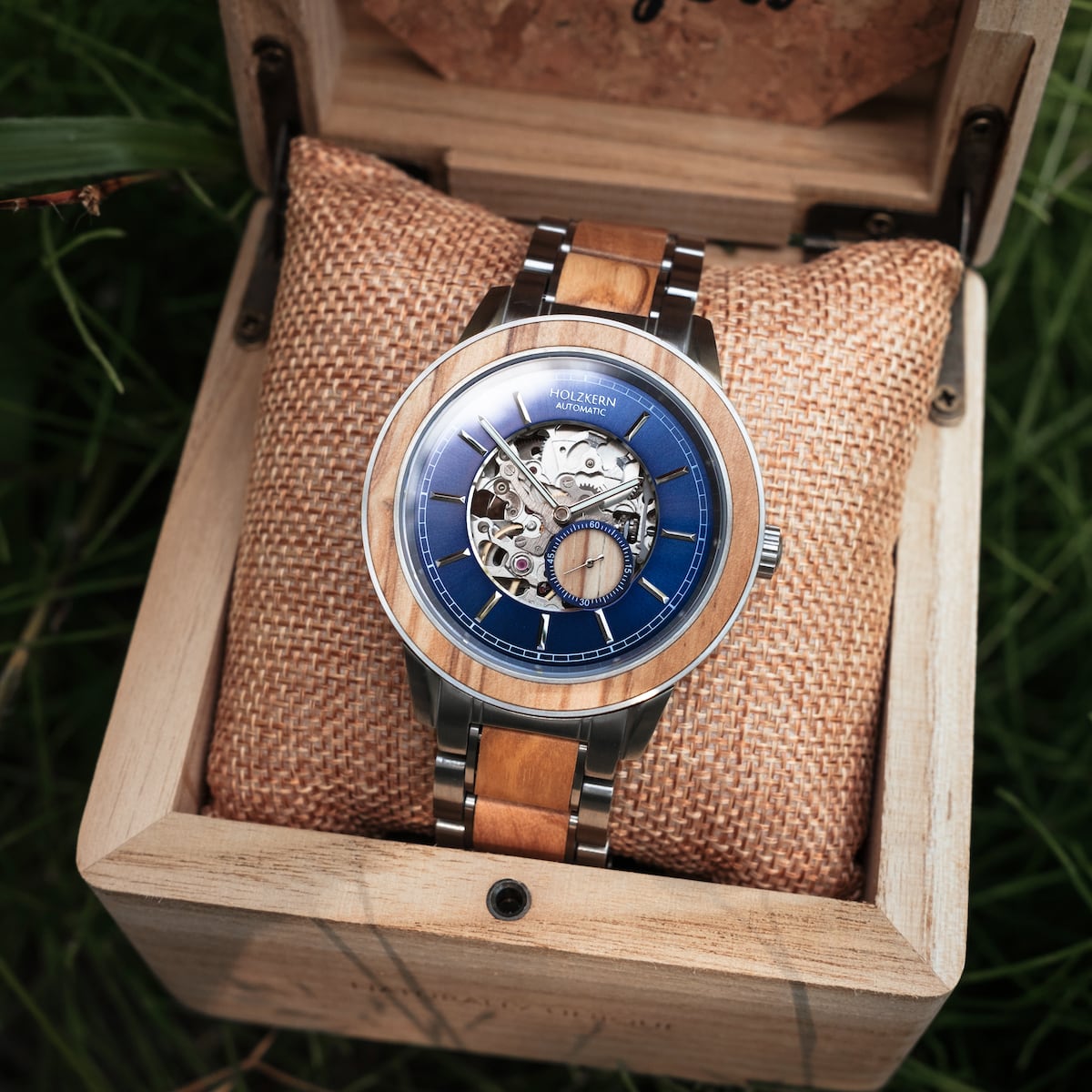 "Haiku" horloge toont een stijlvol blauw en houten design in een elegante houten doos.
