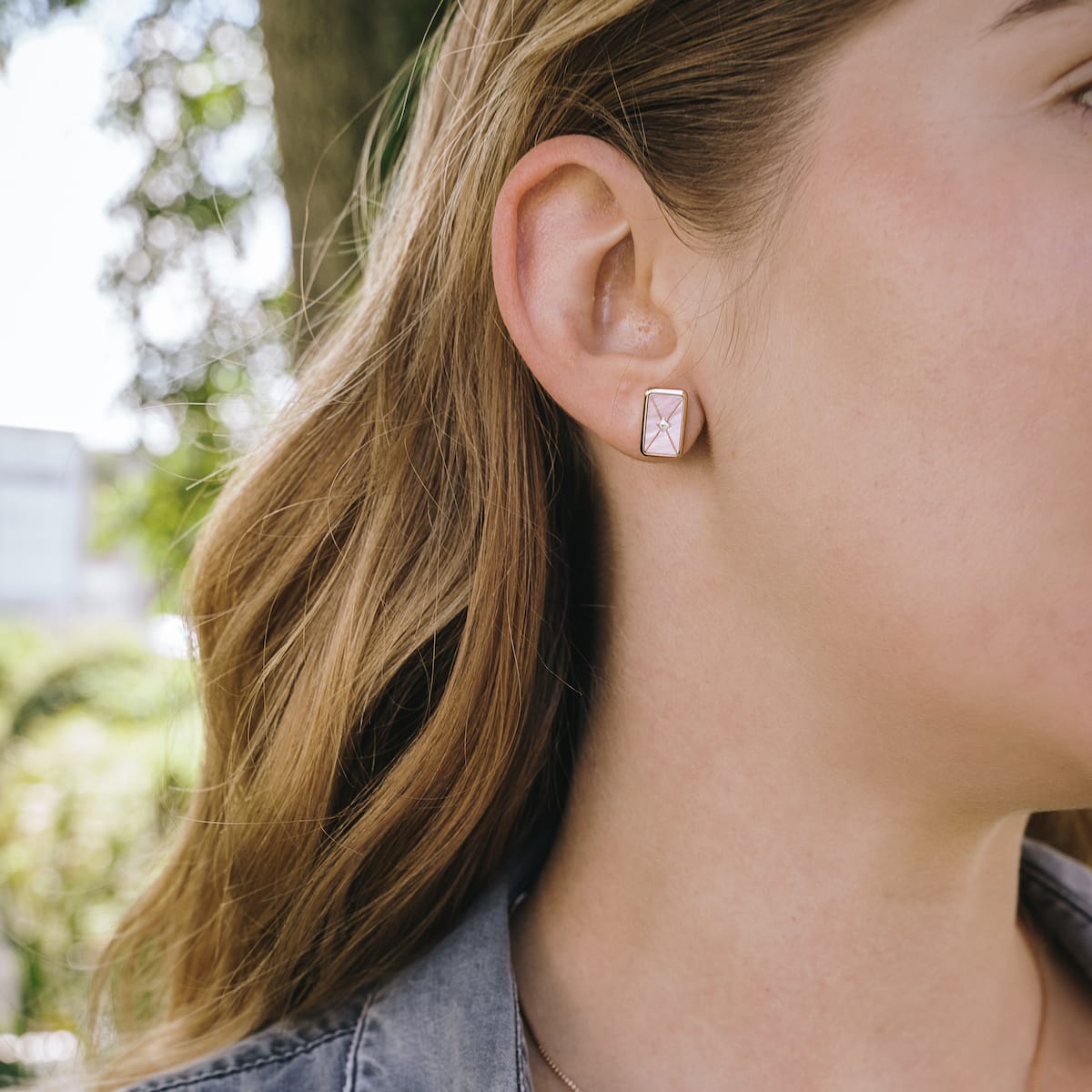 Boucles d'oreilles "Aquarell Earrings", avec un design moderne avec nacre et éléments en or rose.