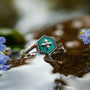 "Anillo de plata" - un anillo de plata con detalles de nácar, elegantemente de estilo en un entorno de naturaleza.