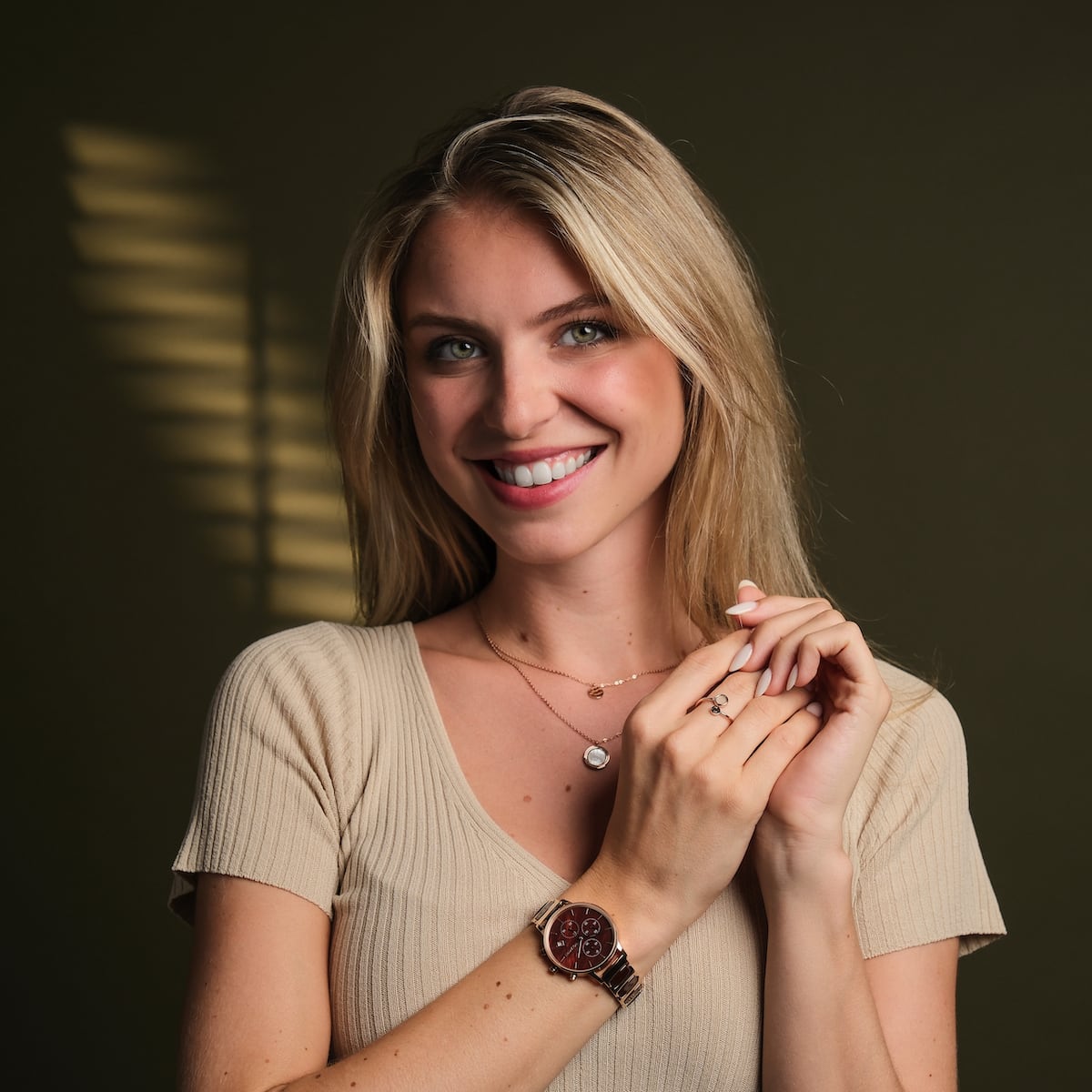 "Cheery", un reloj elegante, cuenta con nacre elegante y materiales cerámicos, mezclando elegancia con el diseño moderno.