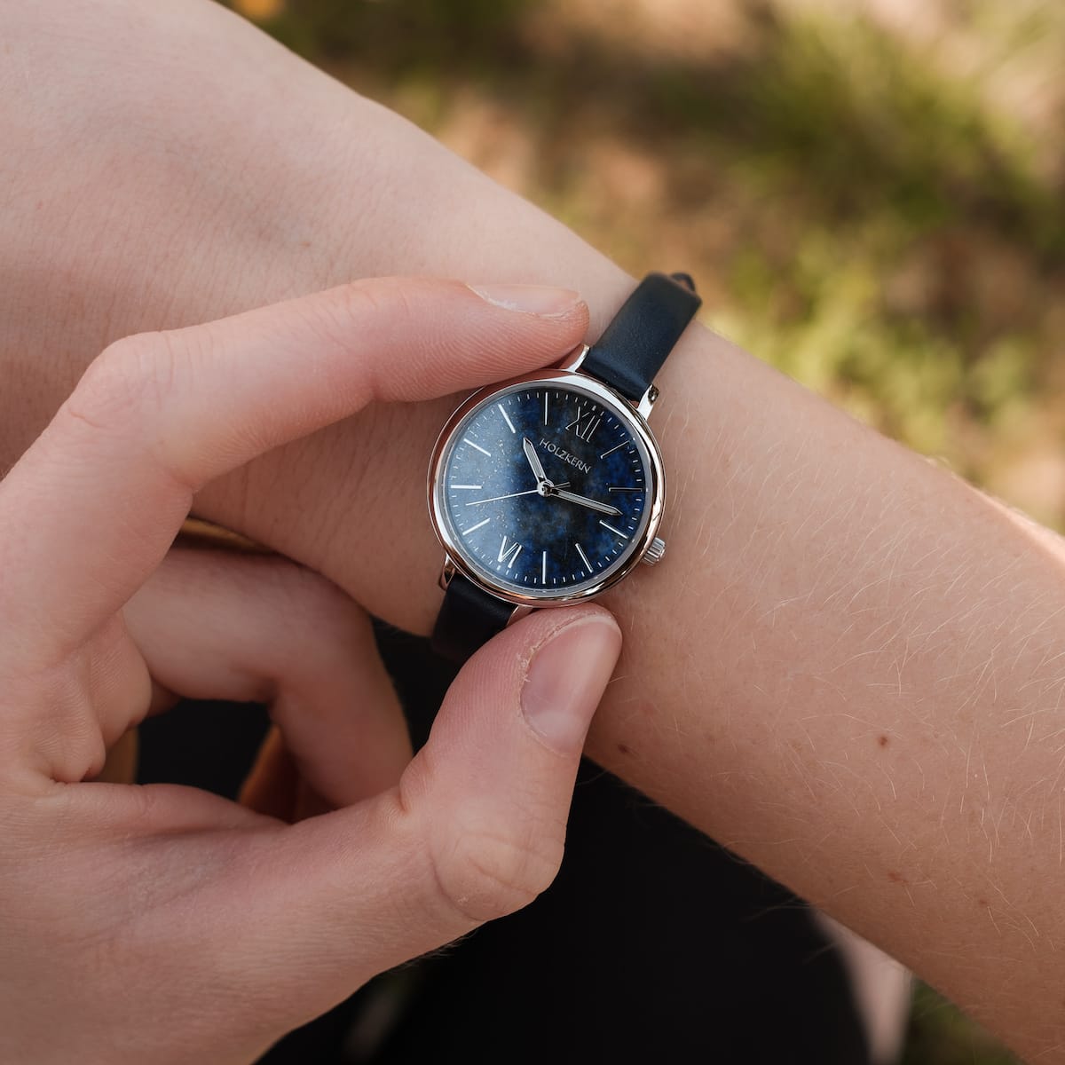 Montre "Teresa" avec une face Lapis Lazuli et des accents argentés, avec un style élégant bracelet.